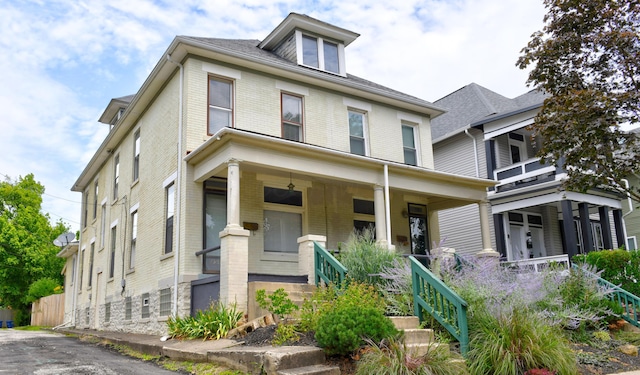 view of front of property featuring a porch