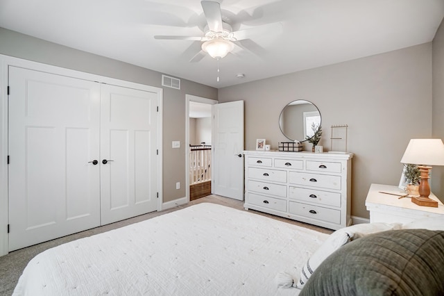 bedroom with baseboards, a closet, visible vents, and a ceiling fan