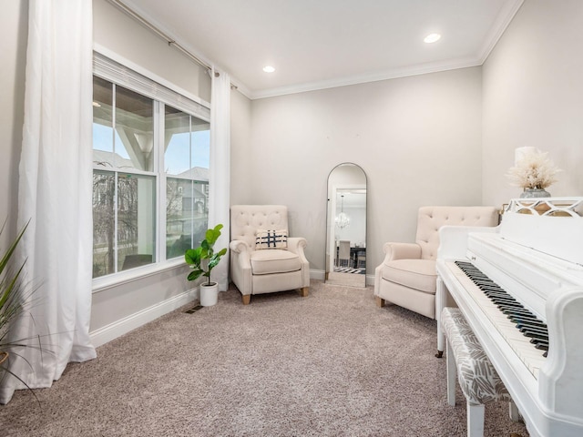 living area featuring crown molding and carpet