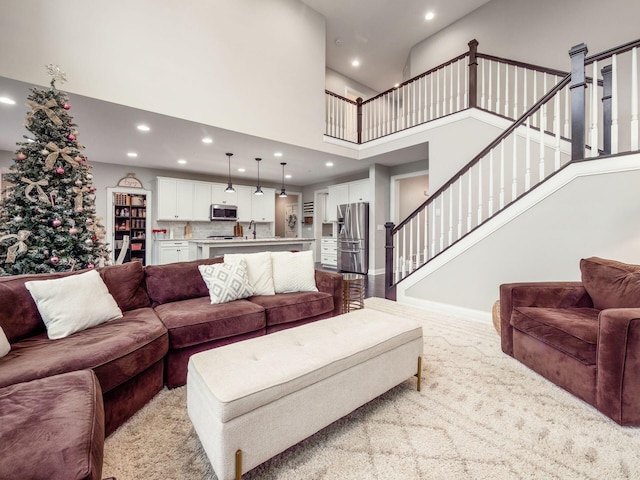 living room featuring sink and a high ceiling