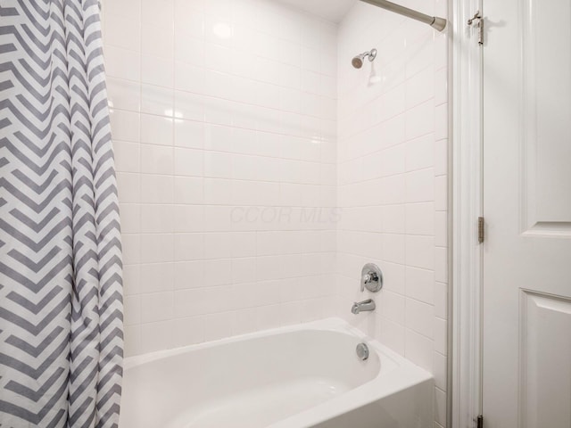 bathroom with tiled shower / bath combo