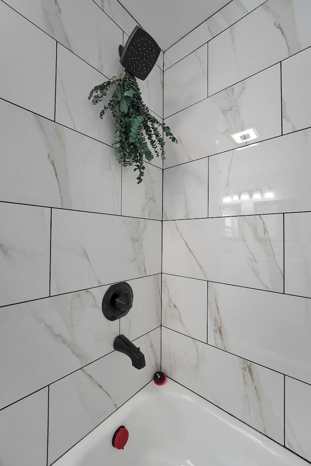 room details with tiled shower / bath