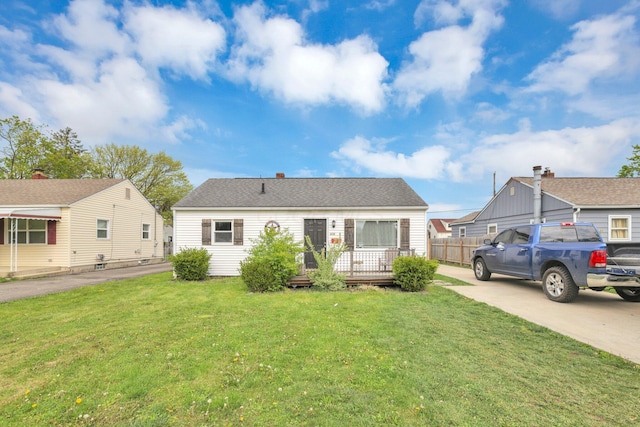 view of front of house featuring a wooden deck and a front yard