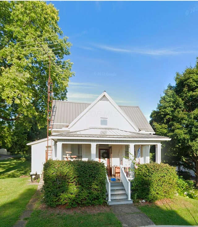 view of front of house with covered porch and a front lawn