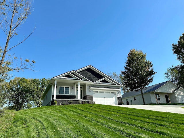 view of front of home featuring a front yard and a garage