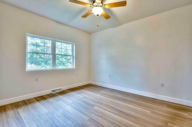 empty room featuring light hardwood / wood-style floors and ceiling fan