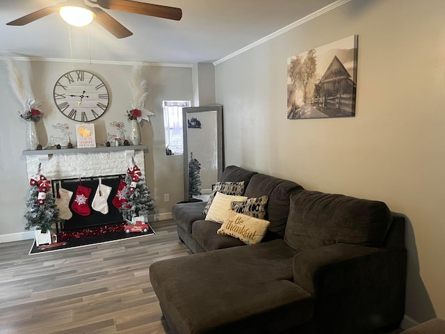 living room with ornamental molding, hardwood / wood-style floors, and ceiling fan