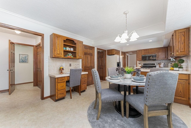 dining room featuring a textured ceiling, a tray ceiling, an inviting chandelier, and crown molding