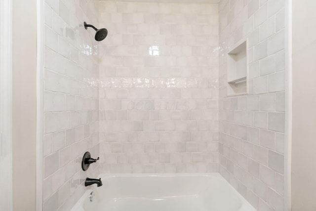 bathroom featuring tiled shower / bath