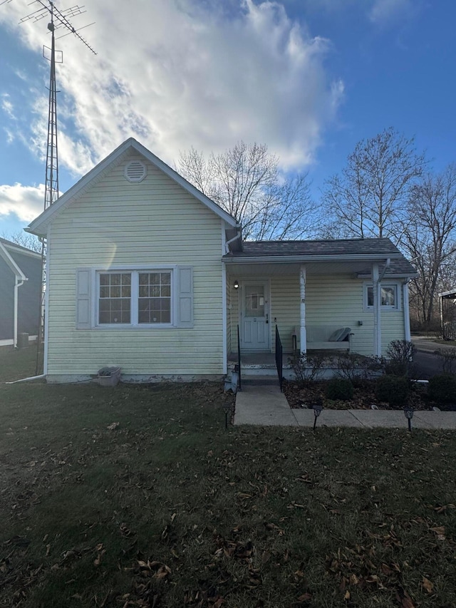 view of front of property featuring a front yard