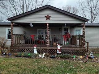 view of front of house featuring a porch and a front lawn