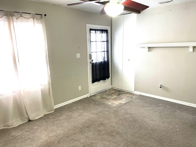 carpeted foyer entrance with ceiling fan