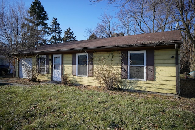 single story home featuring a front lawn