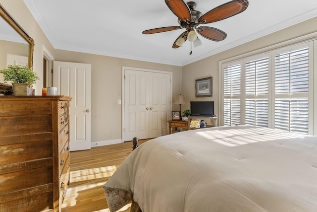 bedroom featuring a closet, ceiling fan, crown molding, and light hardwood / wood-style floors