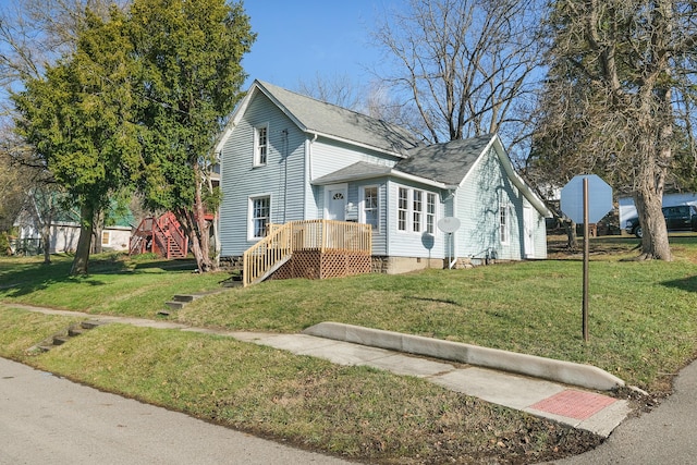 view of front facade with a front yard