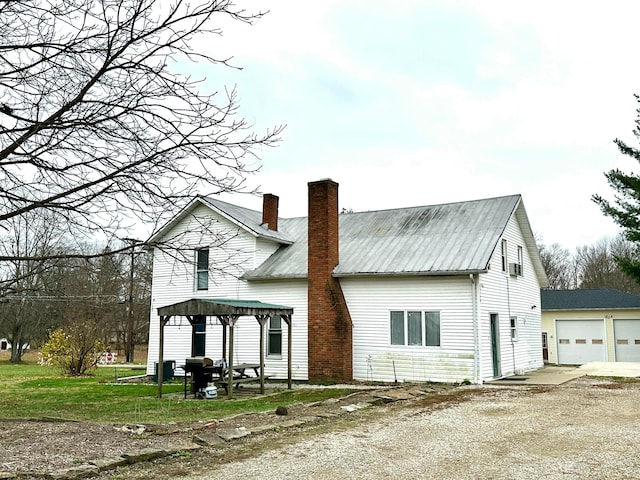 view of front facade with a garage and a front lawn