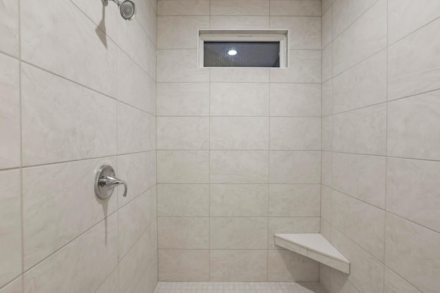 bathroom featuring a tile shower