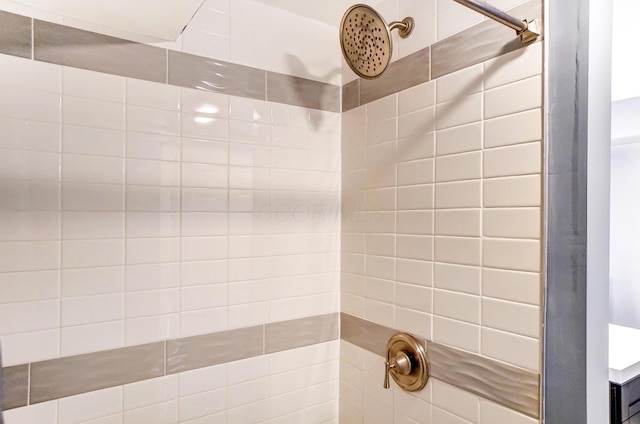 bathroom featuring a tile shower