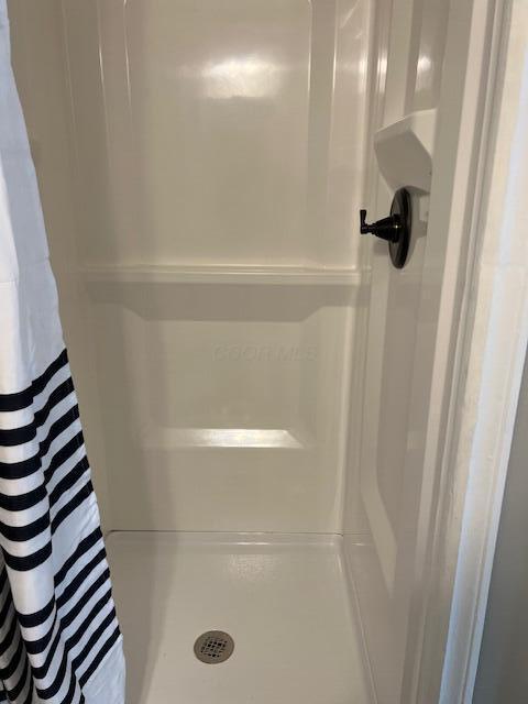 bathroom featuring a shower with shower curtain