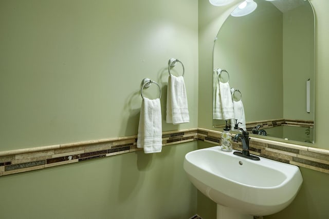 bathroom featuring sink