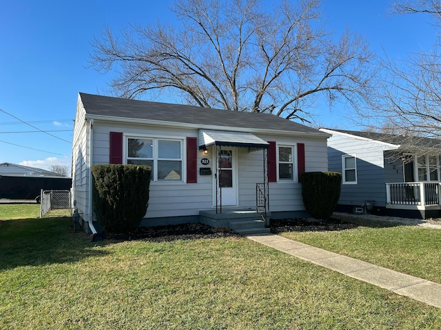 view of front of home featuring a front lawn