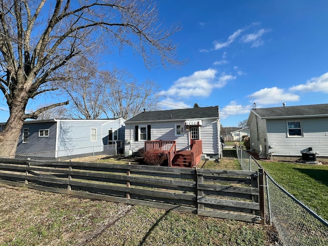 view of front of property featuring a front yard