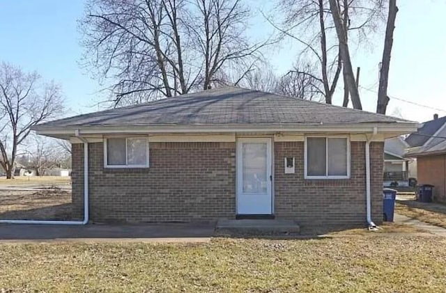 view of front of property featuring a front lawn