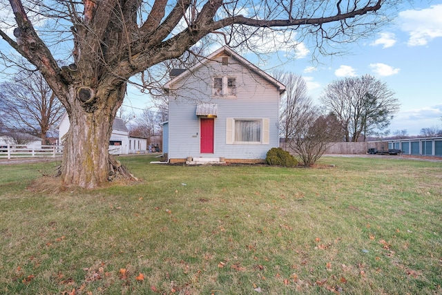 view of front of house featuring a front lawn