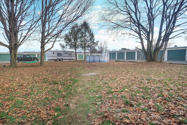 view of yard featuring a swimming pool