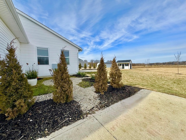 view of yard featuring an outdoor structure