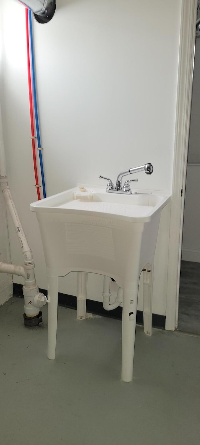 bathroom featuring concrete flooring