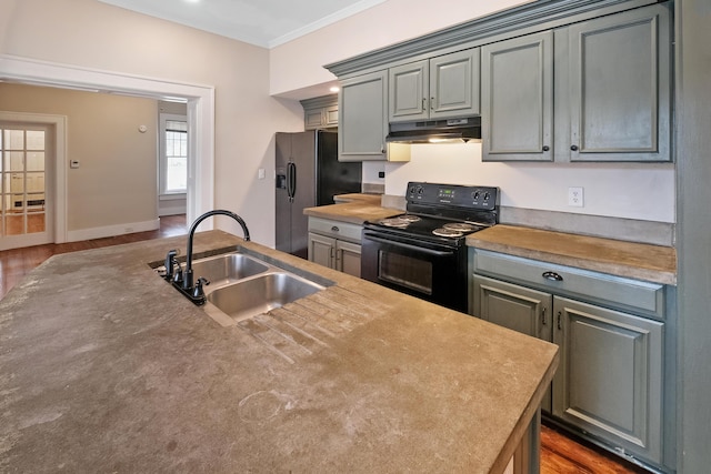 kitchen with black range with electric stovetop, crown molding, sink, gray cabinets, and fridge with ice dispenser