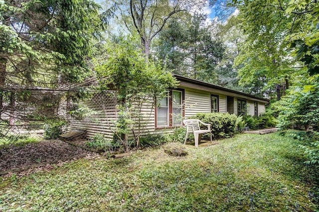 view of front of property featuring a front lawn