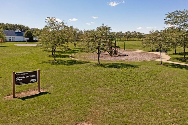 view of property's community featuring a lawn