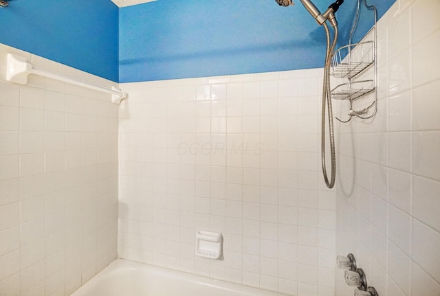 bathroom with tiled shower / bath combo