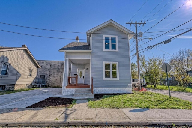 view of front of house featuring a front lawn