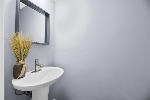 bathroom featuring sink