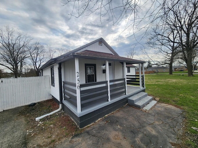 view of front of property with a front lawn