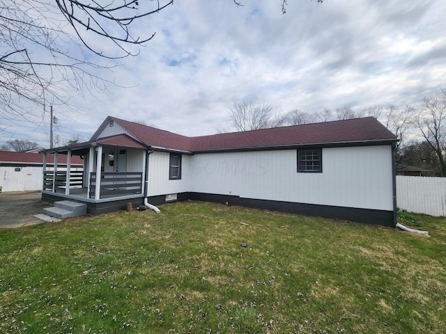 view of front of home featuring a front lawn