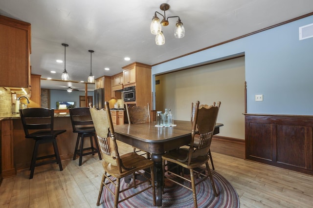 dining area with baseboards, visible vents, ornamental molding, light wood-type flooring, and recessed lighting