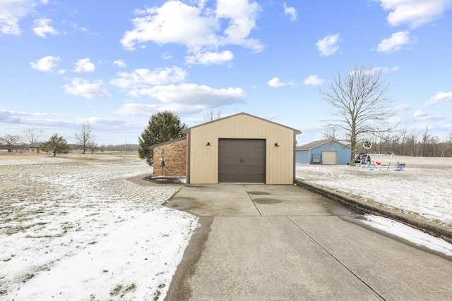 view of outdoor structure with an outdoor structure and driveway