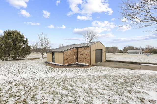 view of outdoor structure with an outbuilding