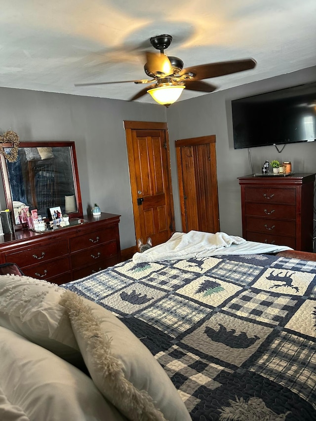 bedroom featuring a ceiling fan