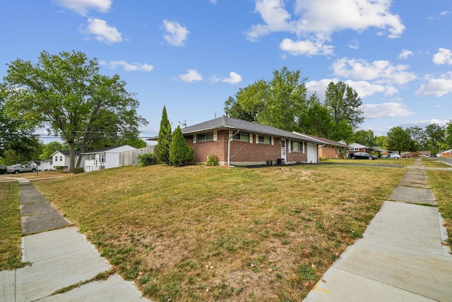 view of front of house featuring a front lawn