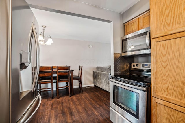 kitchen with a chandelier, dark hardwood / wood-style floors, stainless steel appliances, and tasteful backsplash