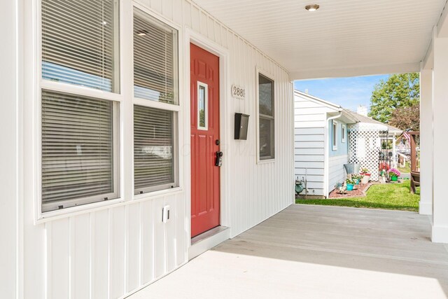 entrance to property featuring covered porch