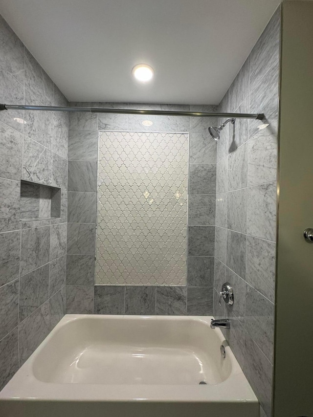 bathroom with tiled shower / bath combo