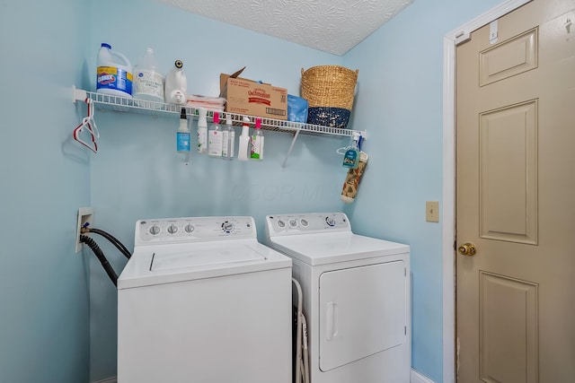 laundry room featuring a textured ceiling and independent washer and dryer