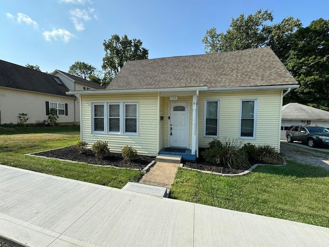 view of front facade featuring a front lawn