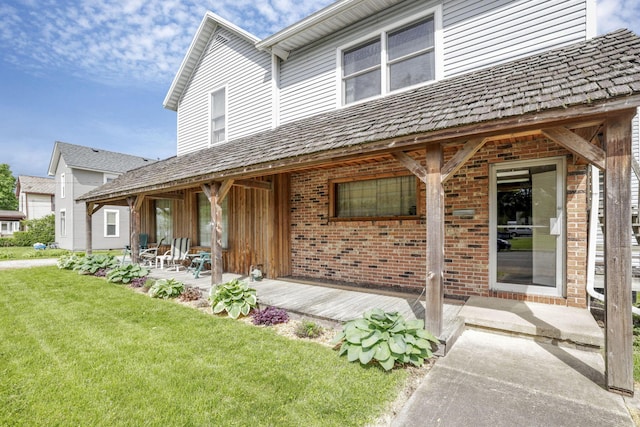 view of front of home with a patio and a front lawn